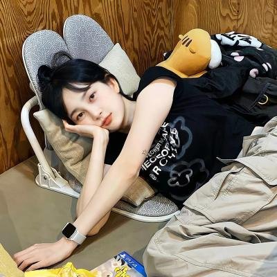 橘衫男子的画像
